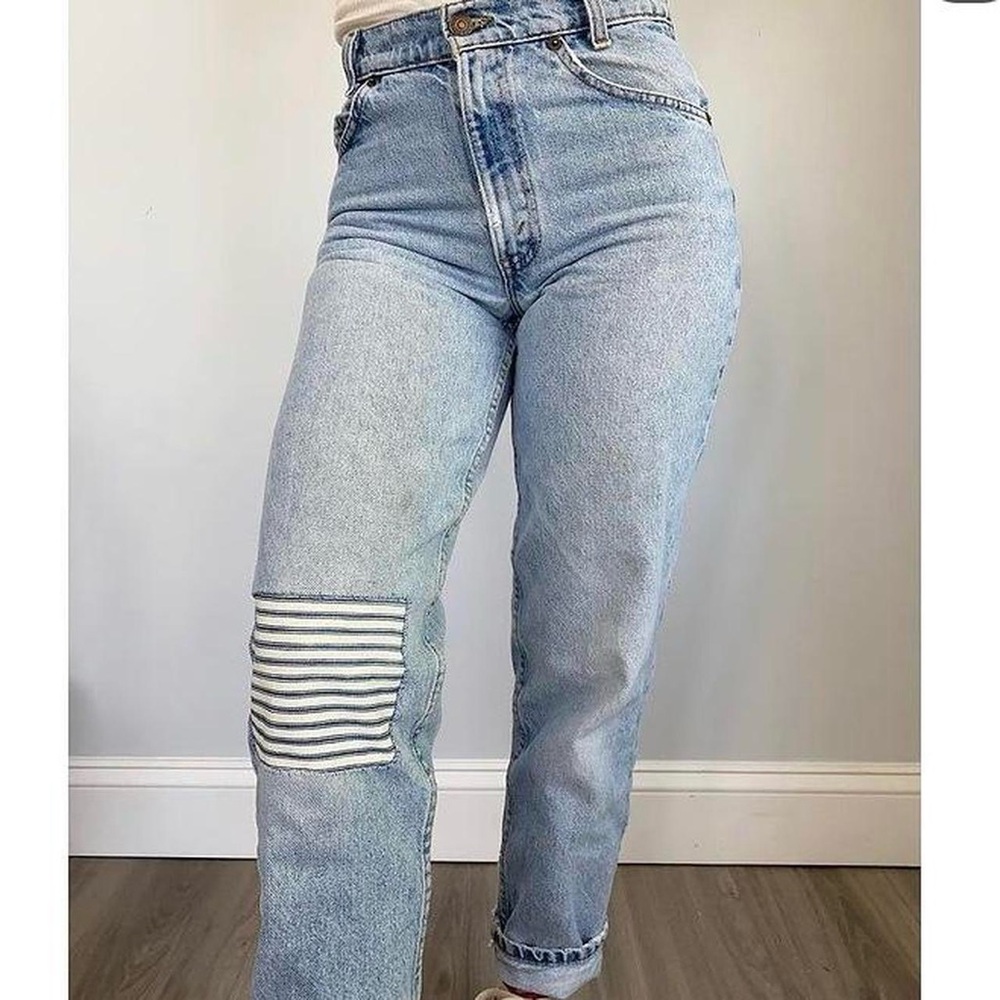 Vintage LEVI’S 550 Student Orange Tab Size 25 Petite Light Wash Patch Distress